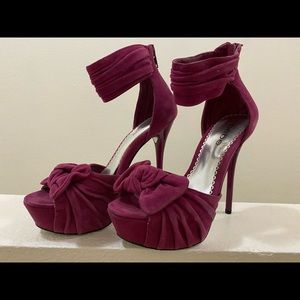 Bebe Suede size 6 heels